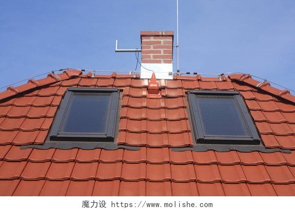 红色墙砖和窗户屋顶窗、 粘土砖、 烟囱和闪电